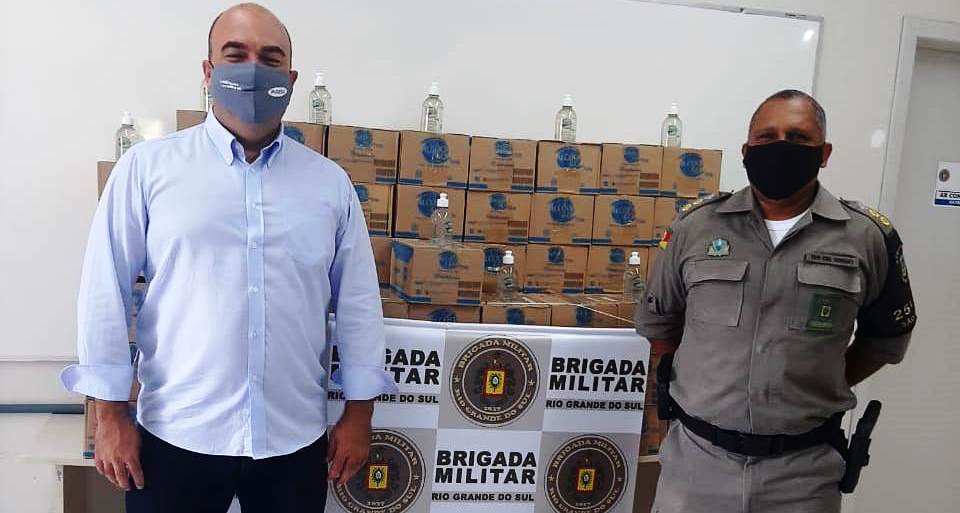 Empresa de Taquara realiza a doação de álcool gel para o 25º Batalhão da Polícia Militar