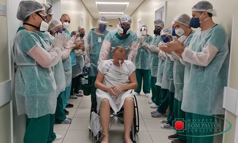 Equipe do hospital de Igrejinha comemora alta de paciente após 10 dias internado na UTI Covid