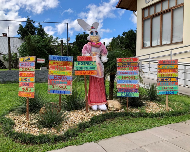 Decoração de Páscoa em Igrejinha enfatiza uso de máscara e homenageia profissionais de saúde