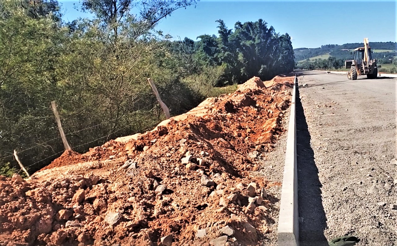 Pavimentação da Estrada Santa Cristina do Pinhal de Parobé tem mais de 50% da obra concluída