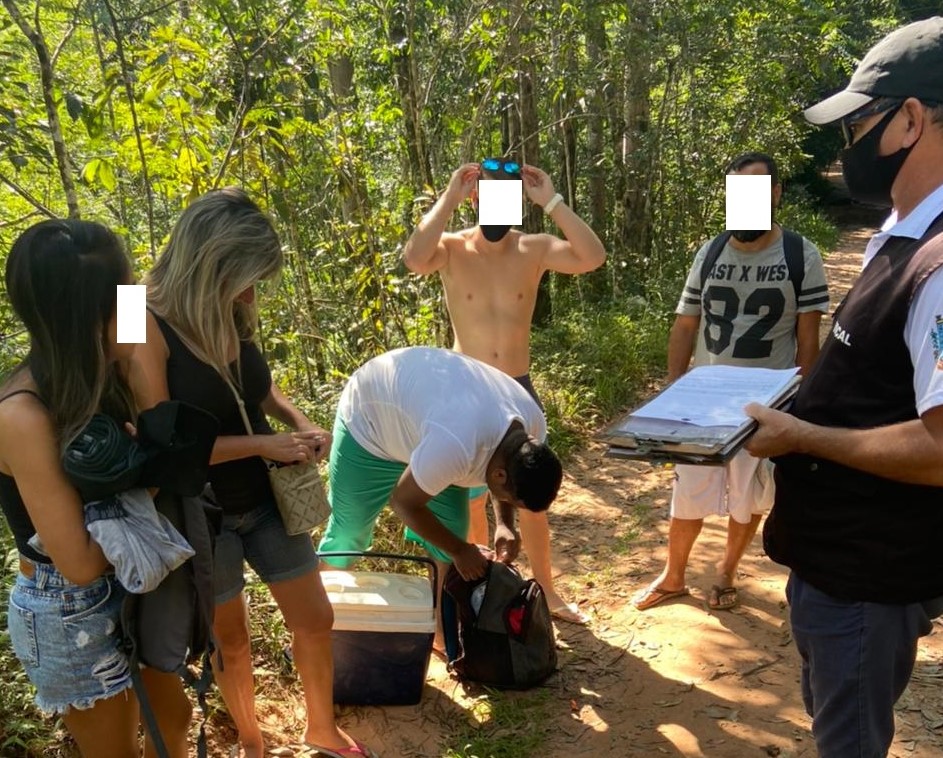 Fiscais multam igreja que realizava culto e mais de 20 pessoas que estavam em cascata no interior de Rolante