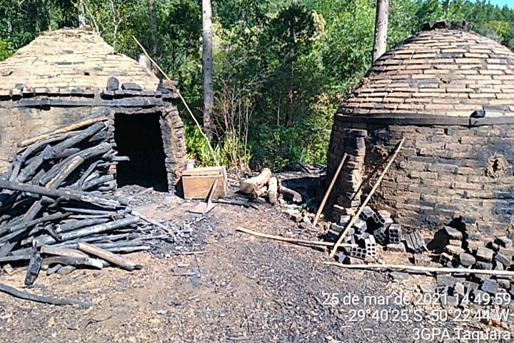 Polícia aplica notificação por depósito de lenha e produção de carvão vegetal irregular em Rolante e Riozinho