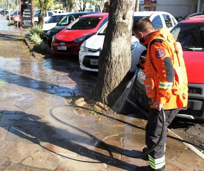 Prefeitura de Três Coroas realiza higienização de ruas e calçadas do município