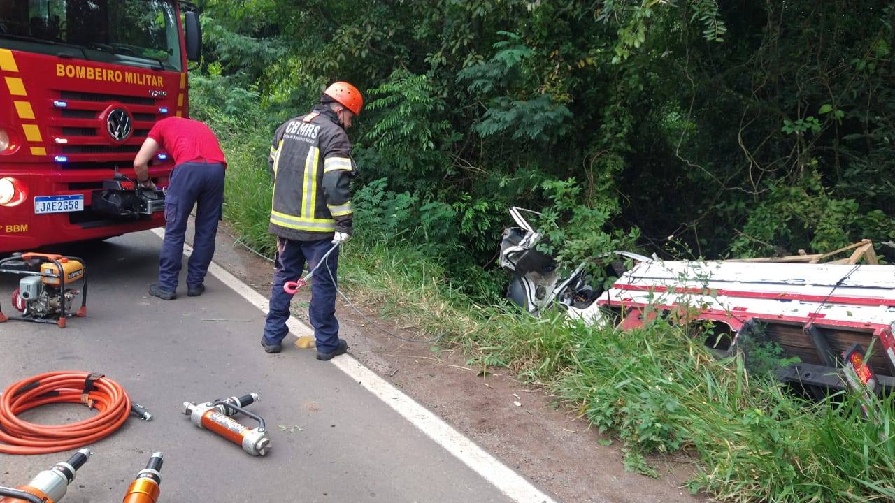 Homem fica preso às ferragens após caminhão sair da pista na ERS-020 e cair em um barranco em Taquara