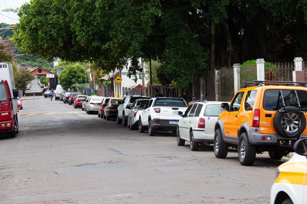 Taquarenses formam fila para aguardar a vacinação contra Covid-19 em idosos com 80 anos ou mais