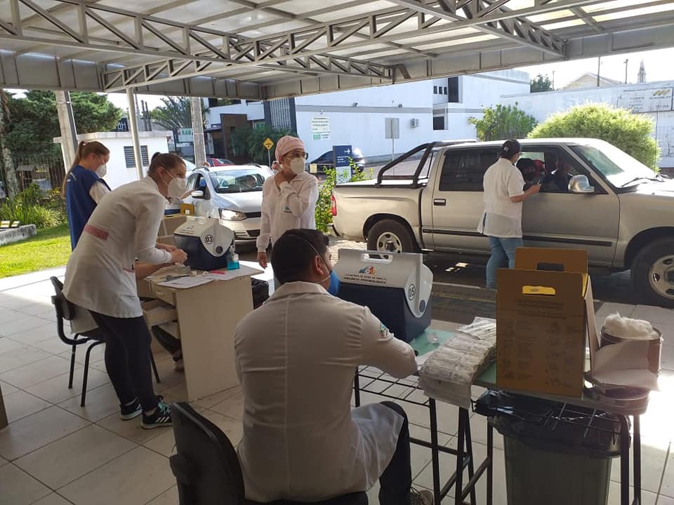 Rolante promove drive-thru para continuar vacinando idosos a partir dos 77 anos