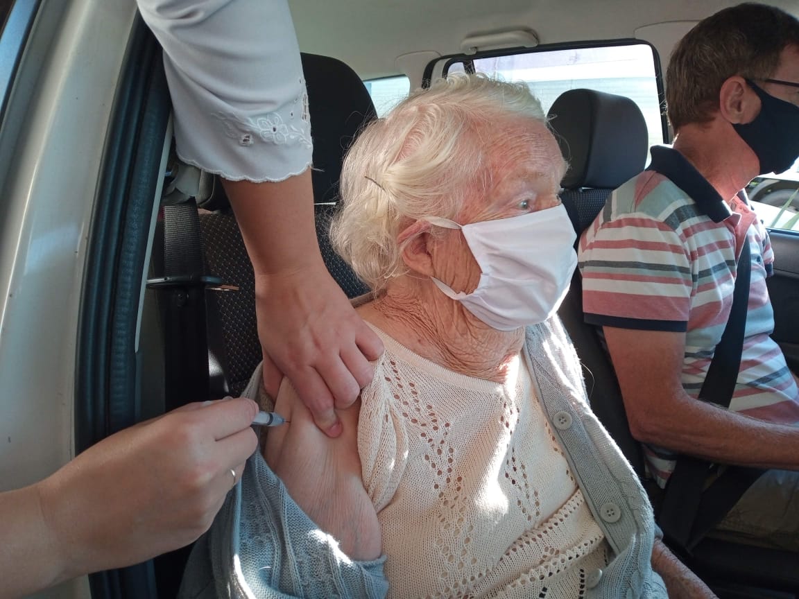 Rolante realiza segundo drive-thru para vacinar idosos acima de 80 anos