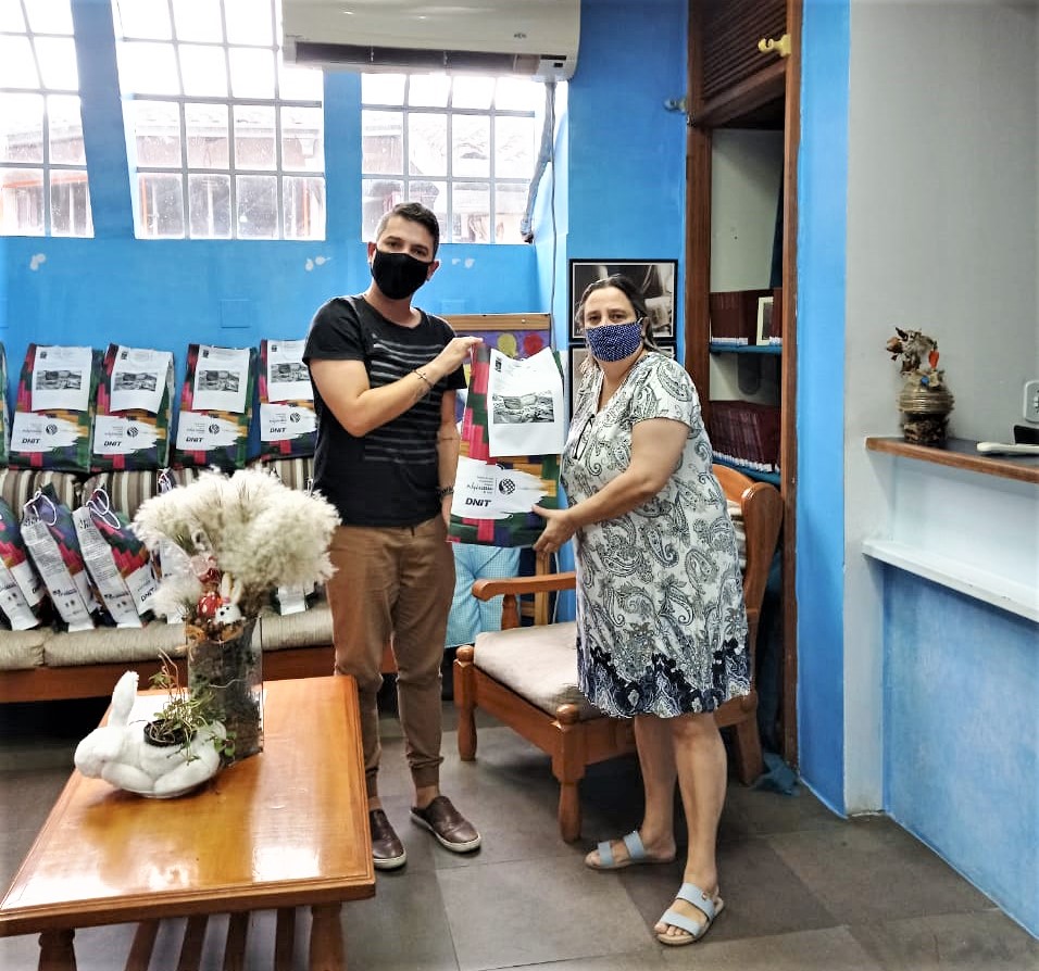 Escolas de Parobé recebem kits sobre a cultura indígena; VEJA FOTOS