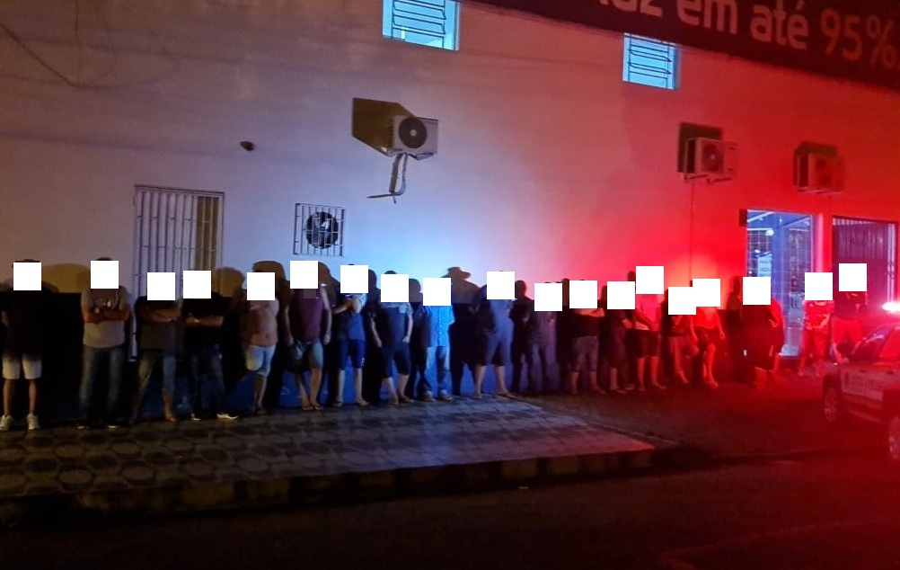 Cerca de 30 pessoas são flagradas aglomeradas em bar e máquinas caça-níqueis são apreendidas em Parobé