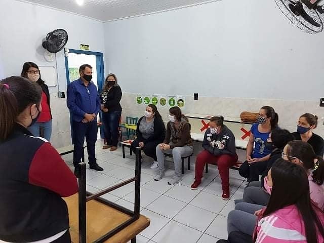 Prefeito de Rolante e secretária de Educação seguem roteiro de visitas às escolas da rede municipal
