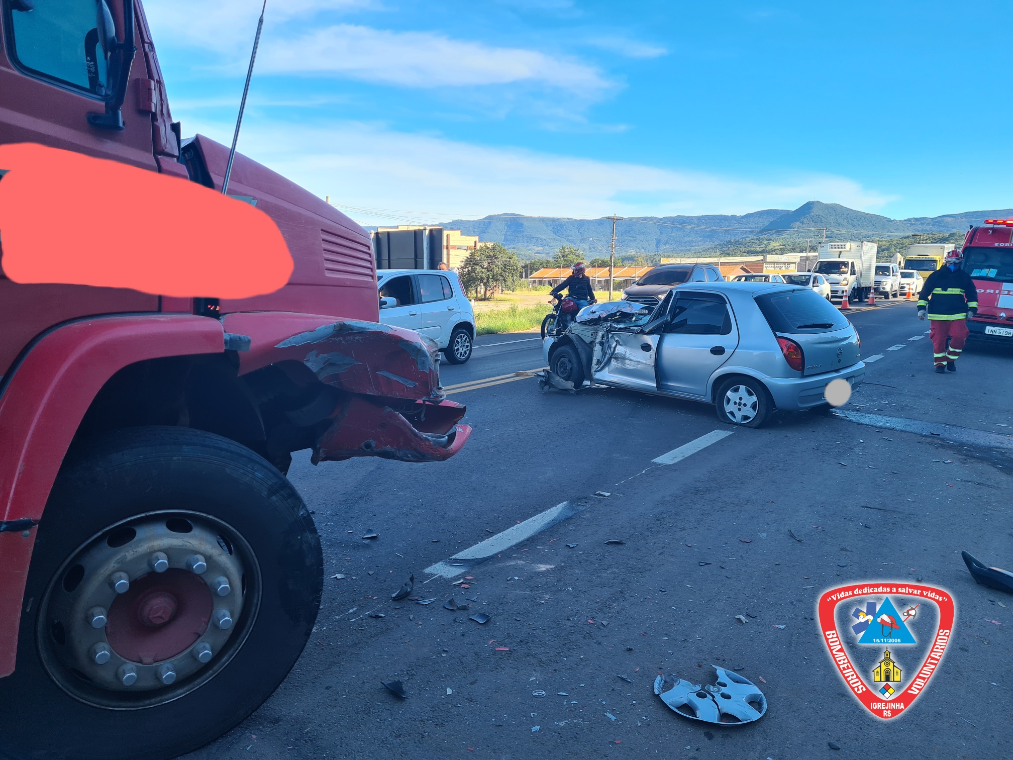 Colisão entre caminhão e carro deixa uma pessoa ferida na ERS-115 em Igrejinha