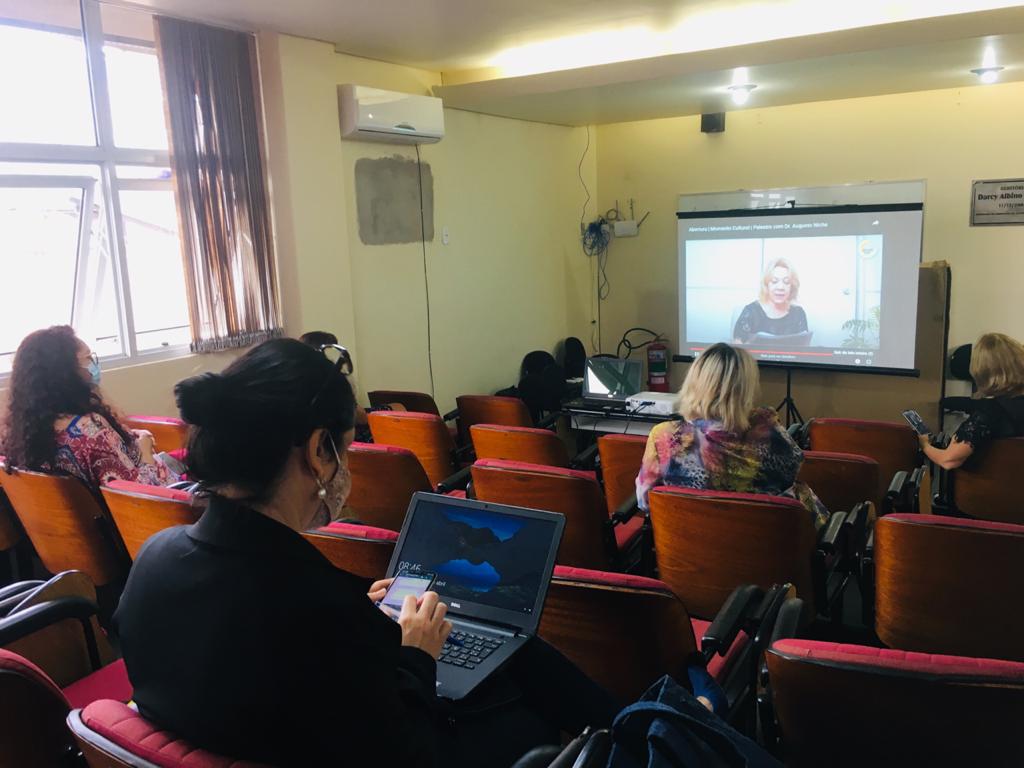 Profissionais da educação de Parobé participam de capacitação em formato webinário