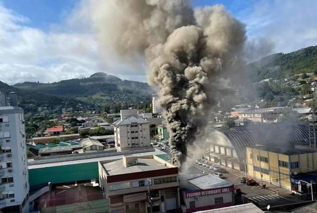 Princípio de incêndio em restaurante de Igrejinha causa grande volume de fumaça