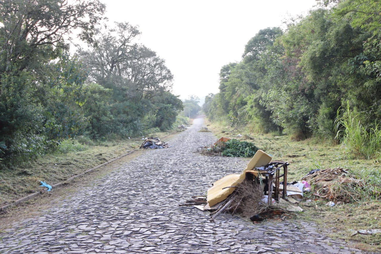 Grande quantidade de lixo é retirada durante limpeza em rua de Taquara