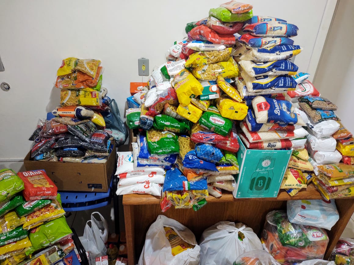 Comunidade de Taquara doa alimentos e produtos de higiene durante a vacinação contra o coronavírus