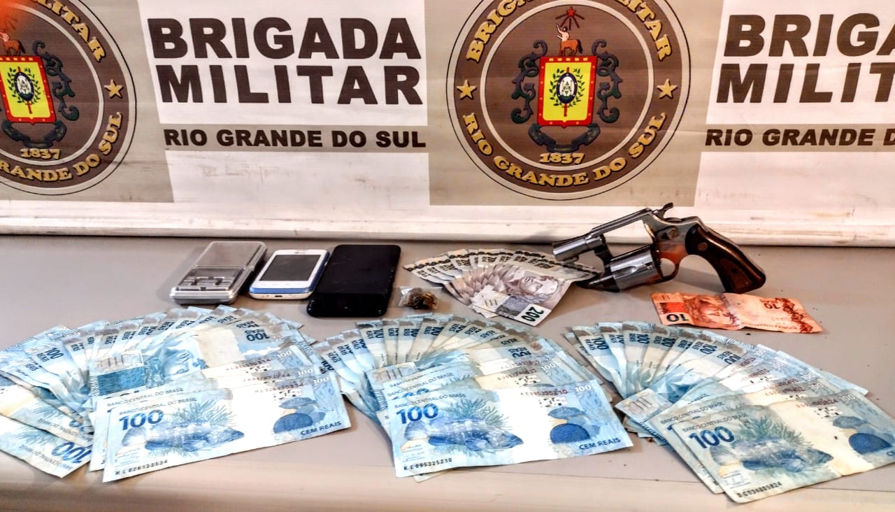 Arma, entorpecente e dinheiro são apreendidos em Igrejinha