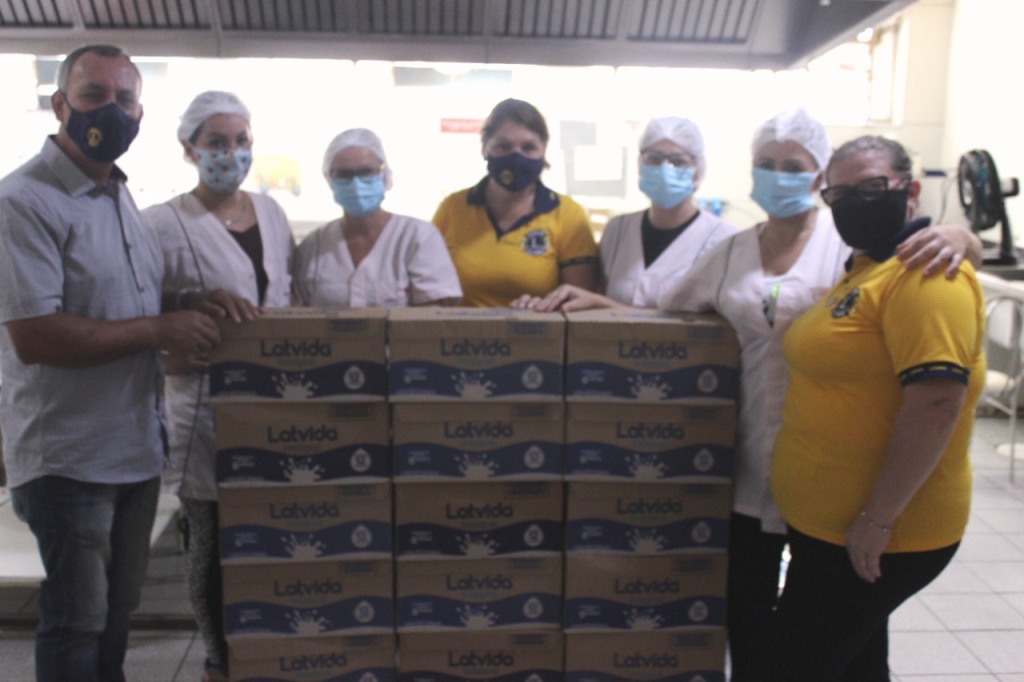 Lions Clube Parobé doa 360 litros de leite a cinco entidades do município