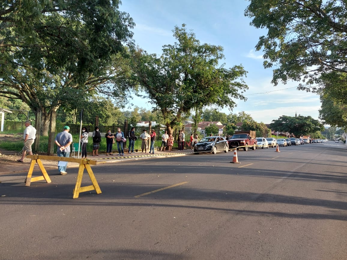 Drive-thru de vacinação para pessoas de 63 anos está ocorrendo em Rolante