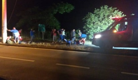 Dois homens ficam feridos após colisão entre carro e moto em Rolante