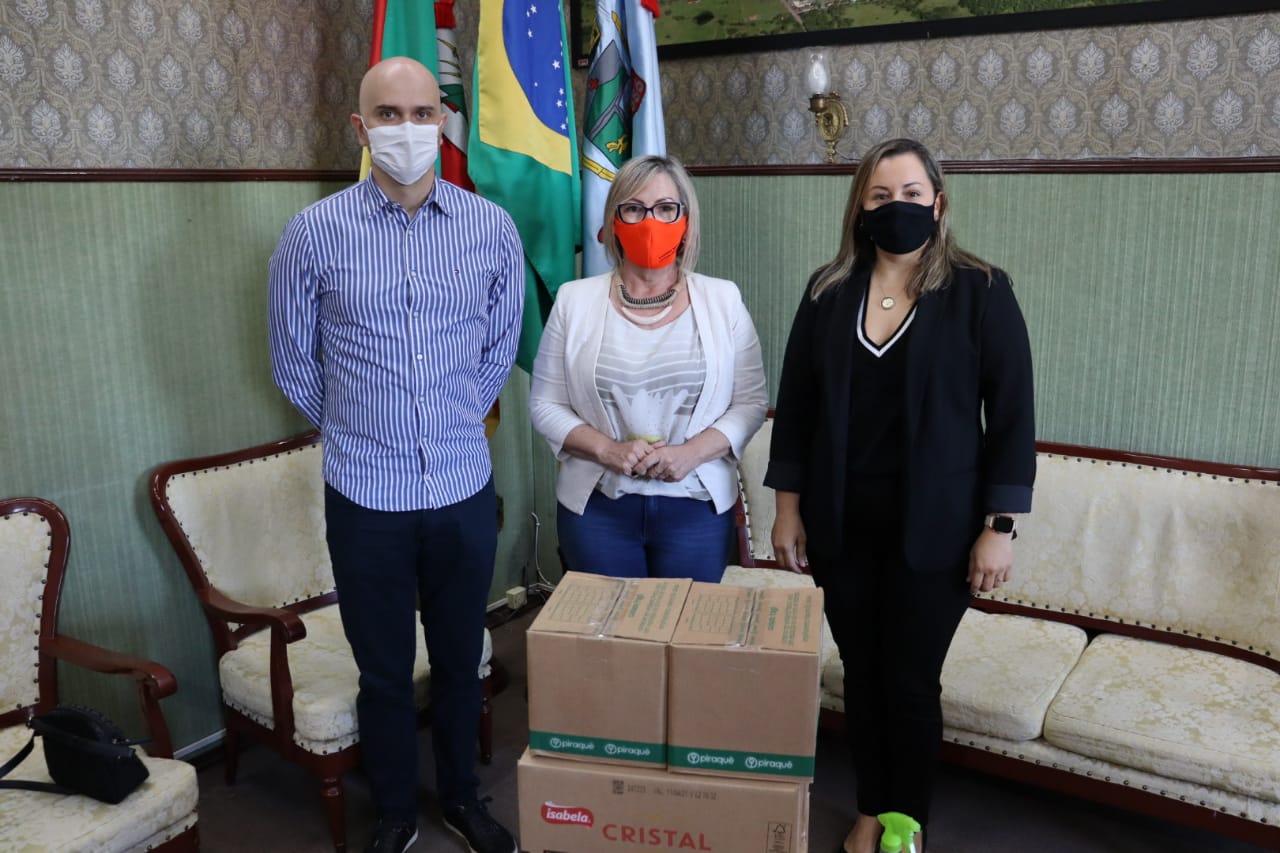 Sesc Taquara doa biscoitos para Assistência Social do município