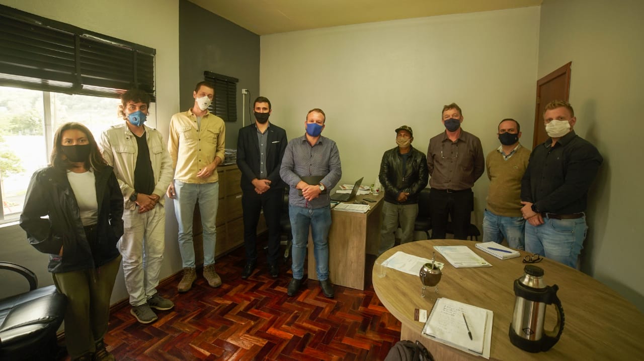 Prefeito recebe cacique de aldeia indígena para apresentação de associação em Riozinho