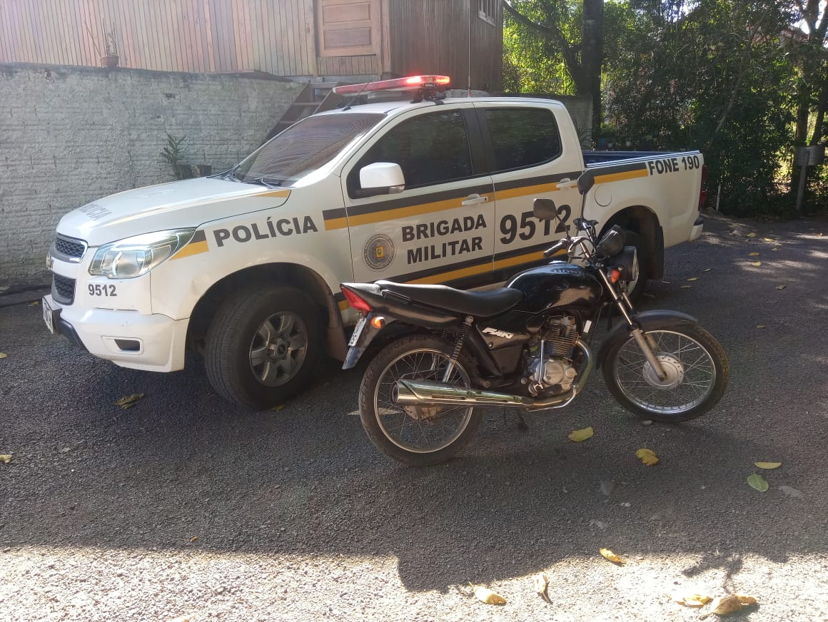 Dupla é presa pela BM com motocicleta furtada em Três Coroas