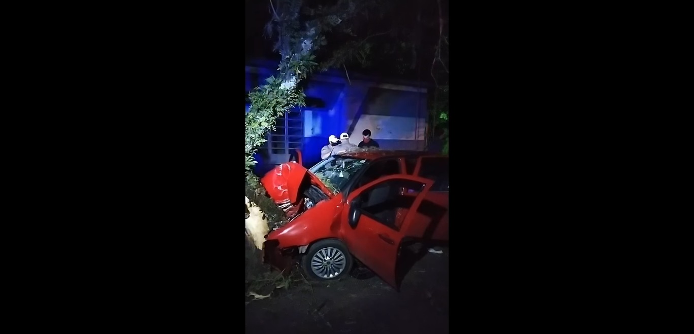 Morre condutor de carro que bateu em árvore no Centro de Rolante