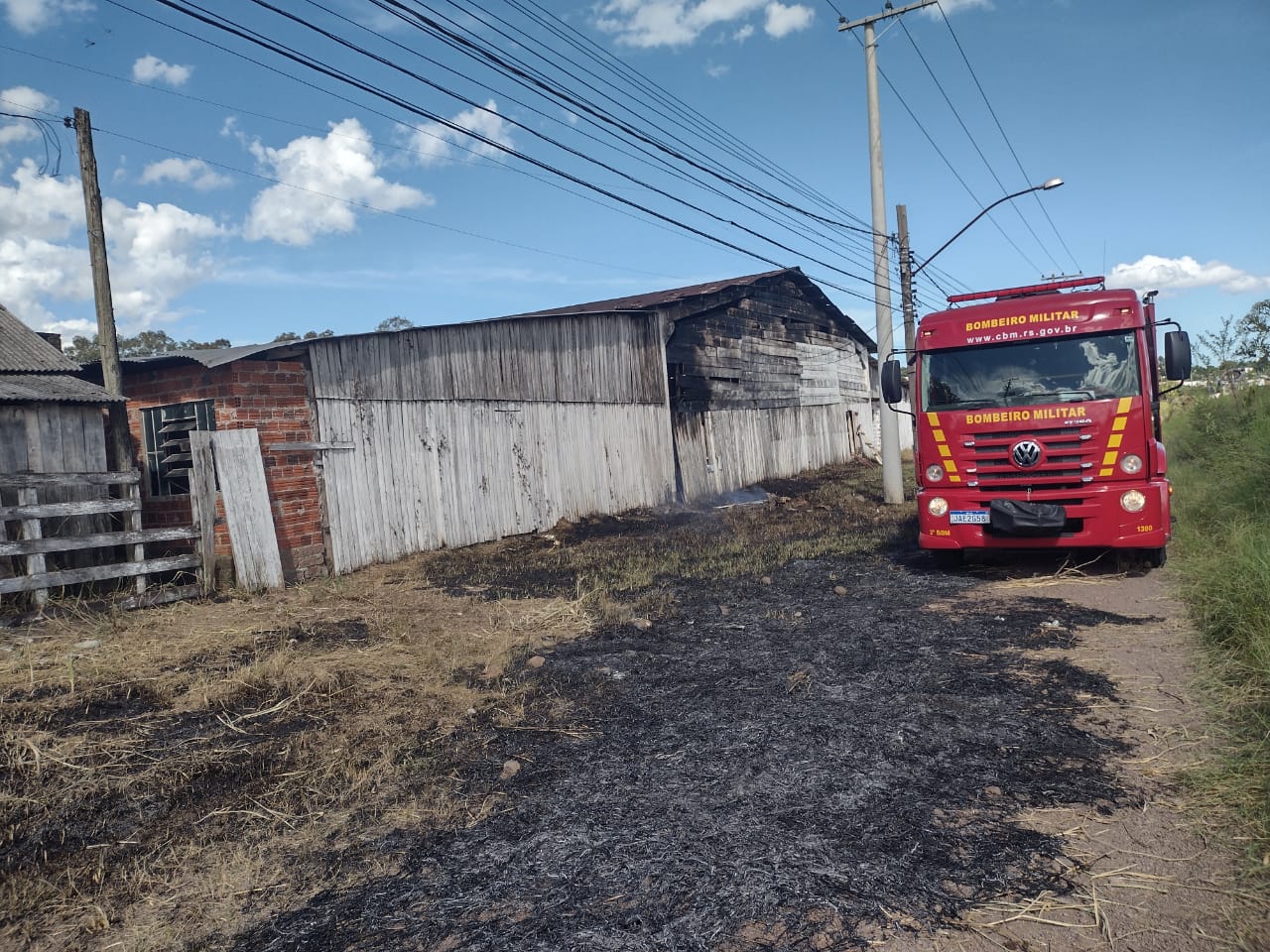 Incêndio na sede campestre do CTG O Fogão Gaúcho é controlado pelo Corpo de Bombeiros de Taquara