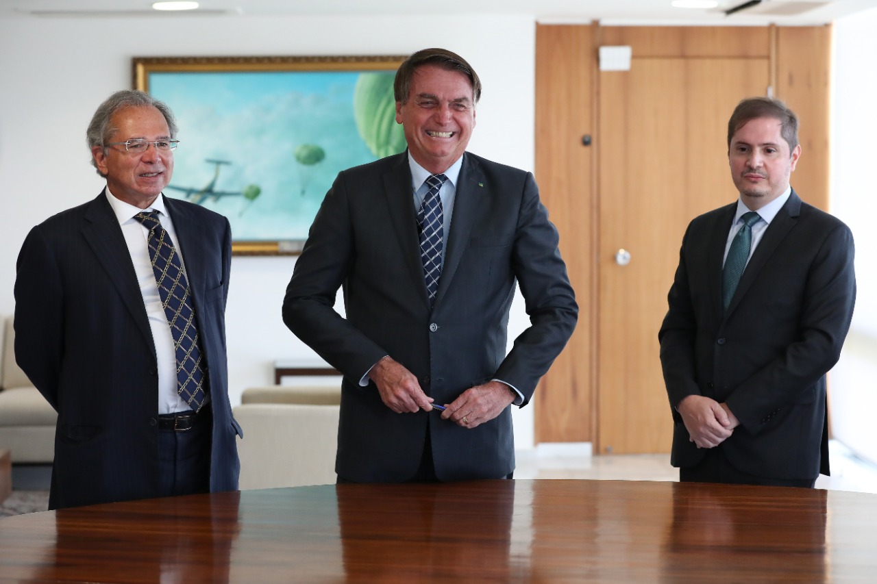 Bolsonaro assina programa de redução de salários e jornada