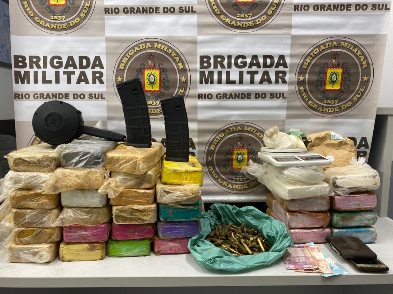 Três homens são presos em ação da BM que achou quase R$ 2 milhões em drogas em Parobé