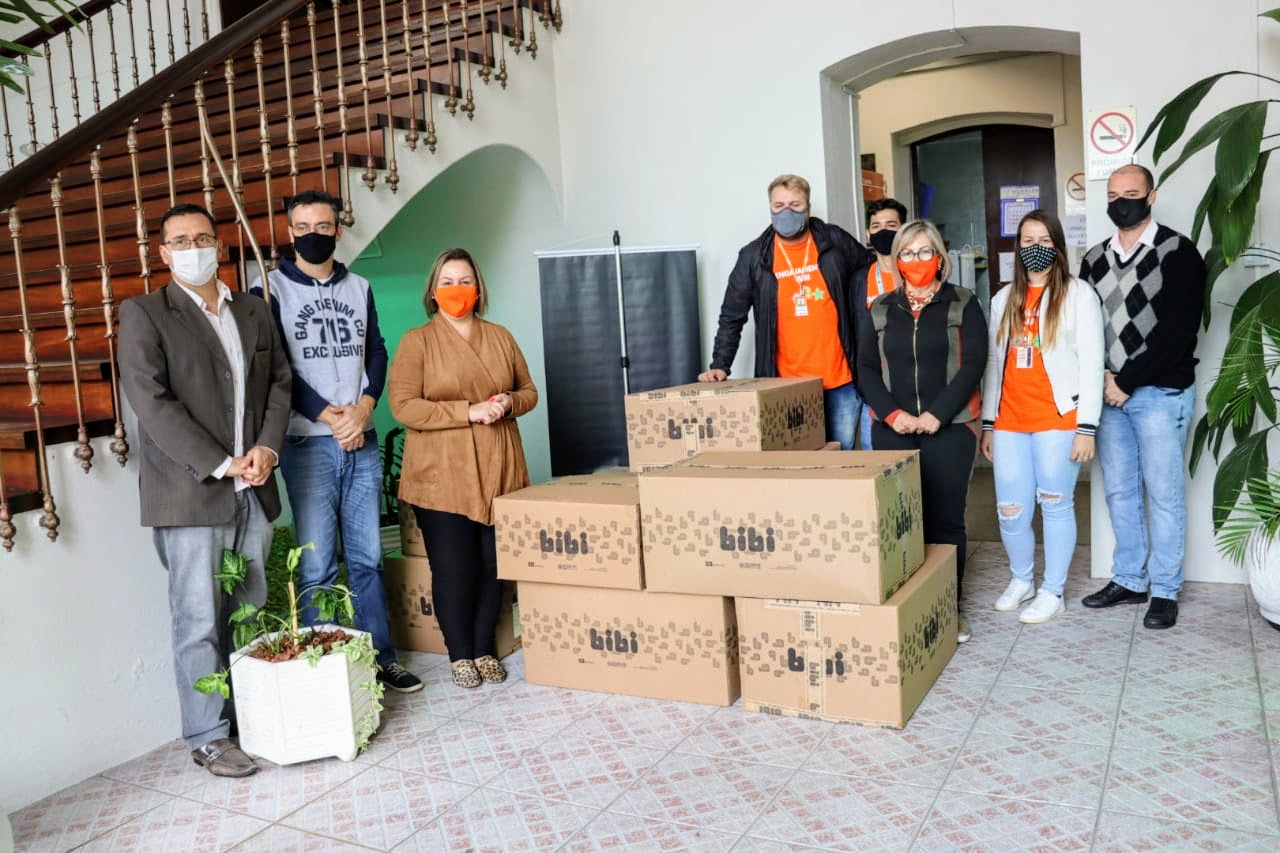 Bibi doa duas mil máscaras e 400 pares de calçados para a prefeitura de Taquara