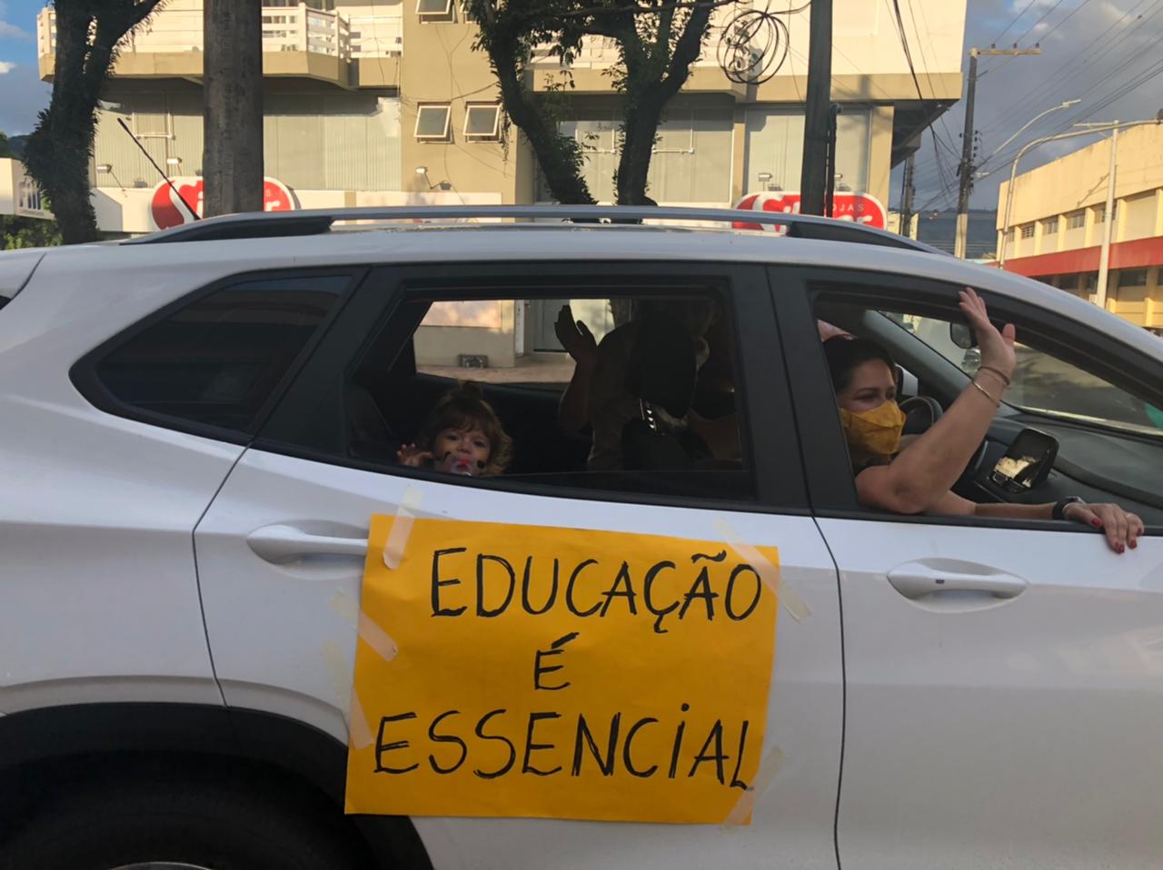 Carreata em Três Coroas e Igrejinha defende retomada gradual das aulas presenciais