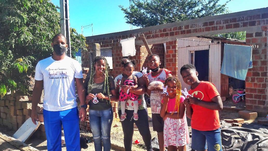 Famílias assistidas pelo CRAS em Taquara recebem lembrança de Páscoa doada pelo IACS