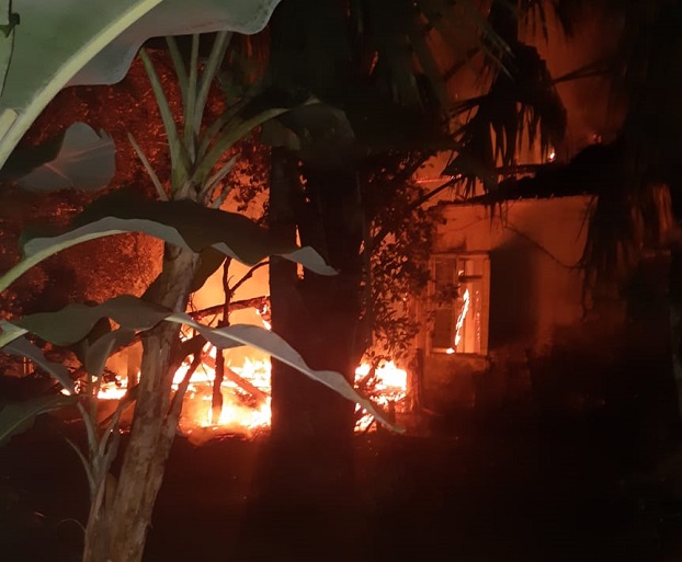 Imóvel antigo e desabitado em Taquara é consumido pelo fogo