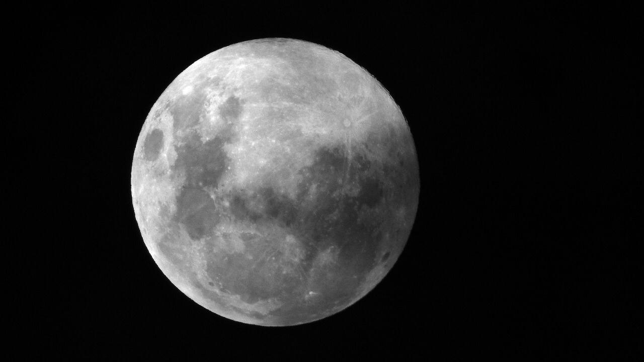 Veja as imagens da 'superlua rosa' captadas pelo Observatório em Taquara