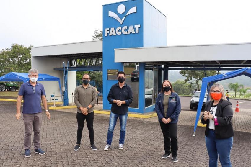 Vereadores acompanham mudança de local de vacinação em Taquara