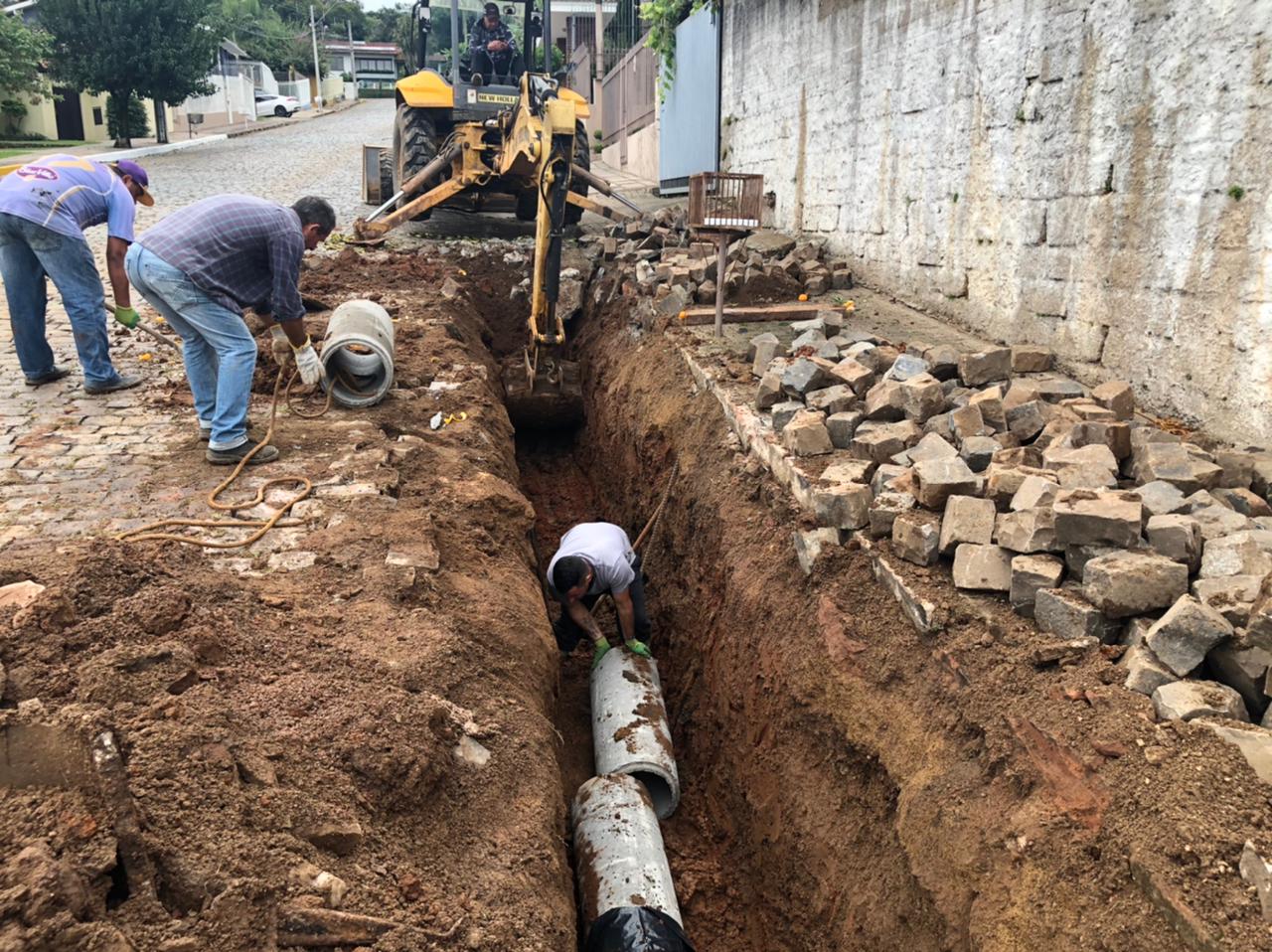 Secretaria de Obras de Taquara substitui tubulação estragada pela erosão no bairro Nossa Senhora de Fátima