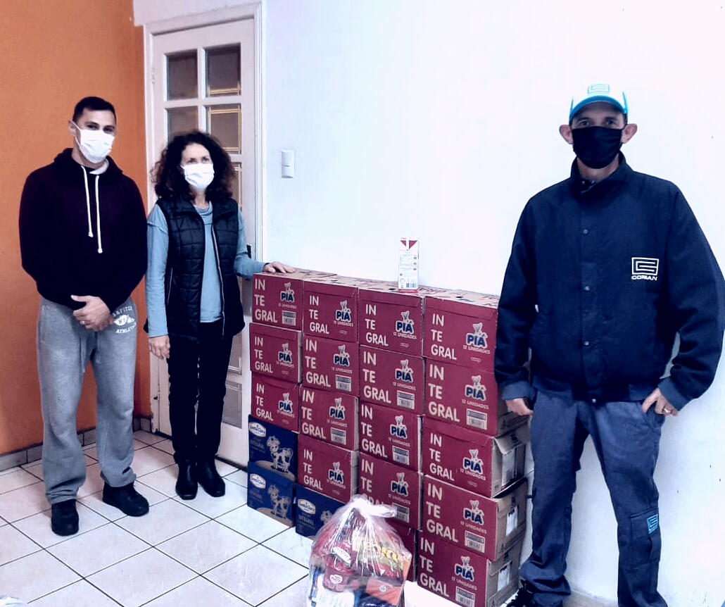 Funcionários da Corsan doam 240 litros de leite para Taquara