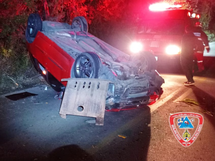 Automóvel com quatro pessoas dentro capota na ERS-020 em Igrejinha
