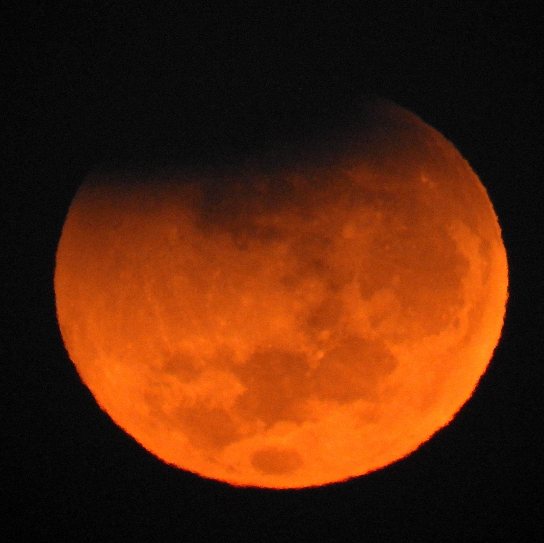 Eclipse da superlua é registrado por observatório de Taquara