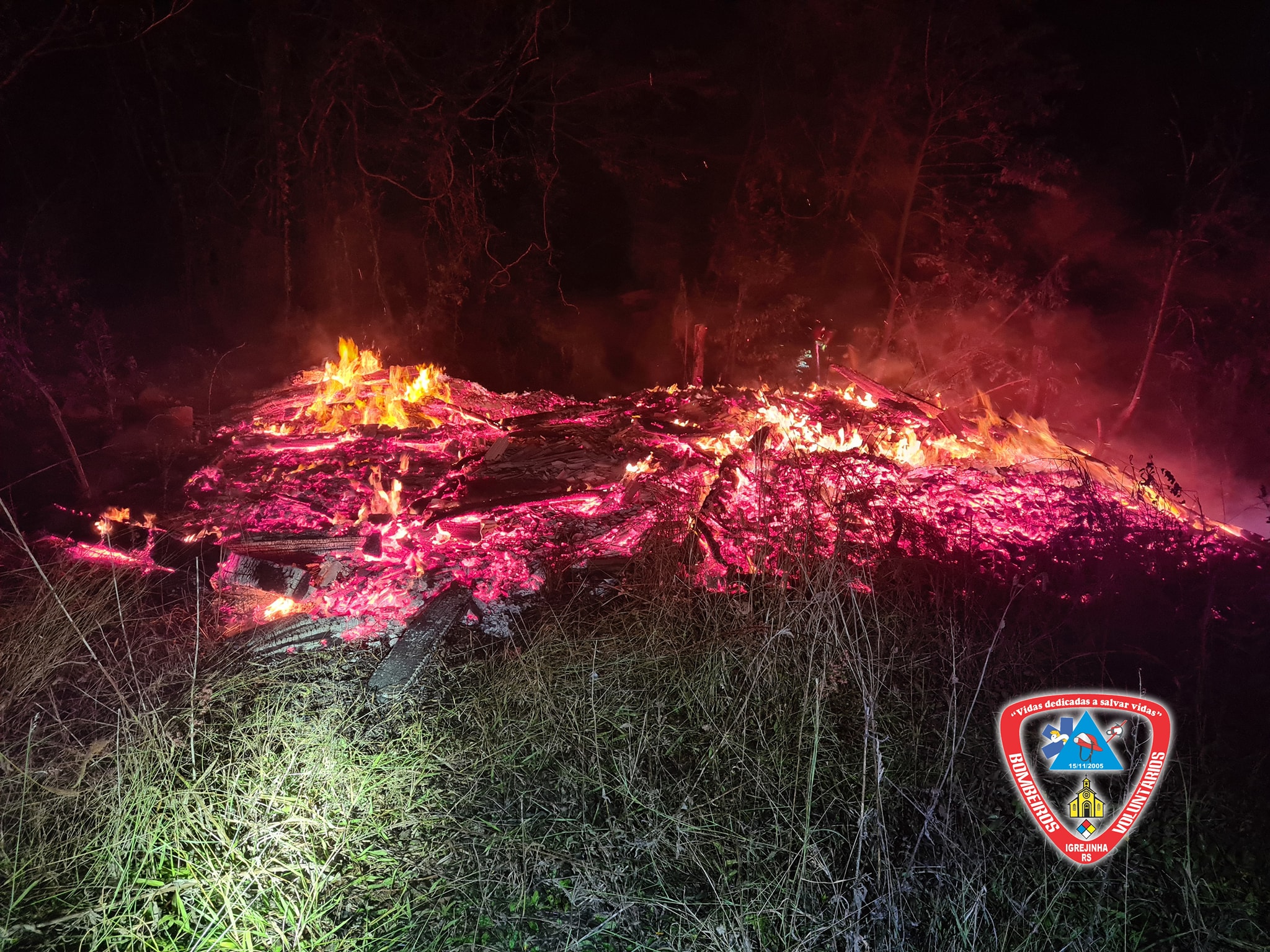 Galpão é destruído pelo fogo em Igrejinha