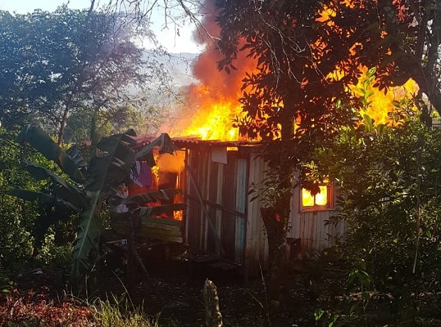 Incêndio atinge residência no Morro da Cruz em Taquara