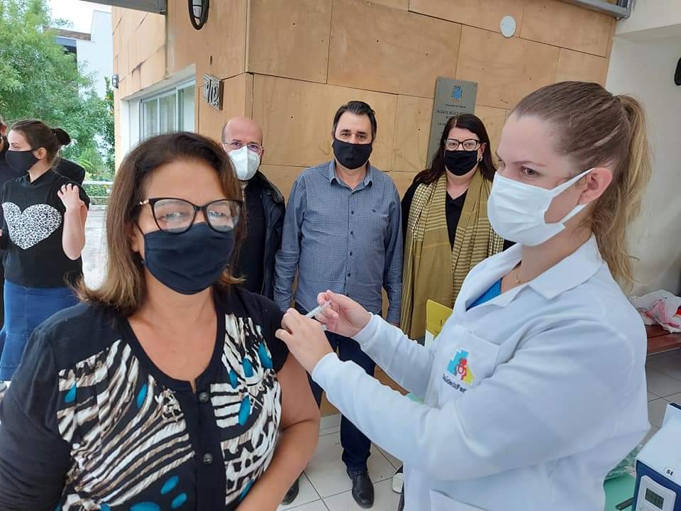 Profissionais da educação começam a ser imunizados contra o coronavírus em Rolante