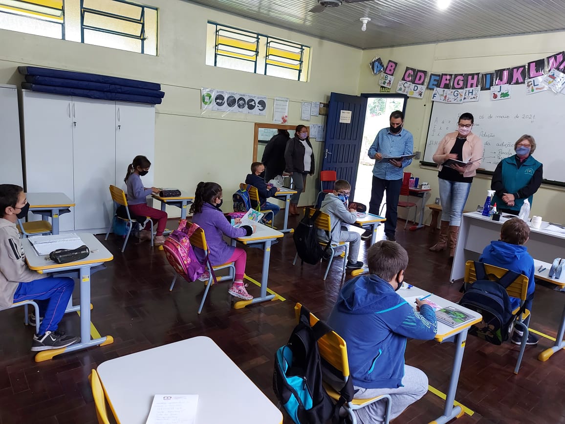 Volta às aulas presenciais é acompanhada pelo prefeito e secretária de Educação de Rolante