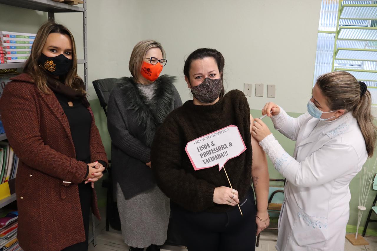 Servidores da educação infantil de Taquara começam a receber vacina contra a Covid-19