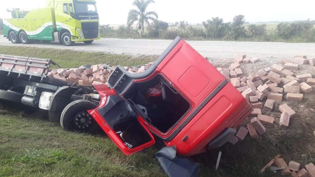 Morador de Taquara sofre acidente na BR-116 e cabine de caminhão é esmagada por carga de pedras