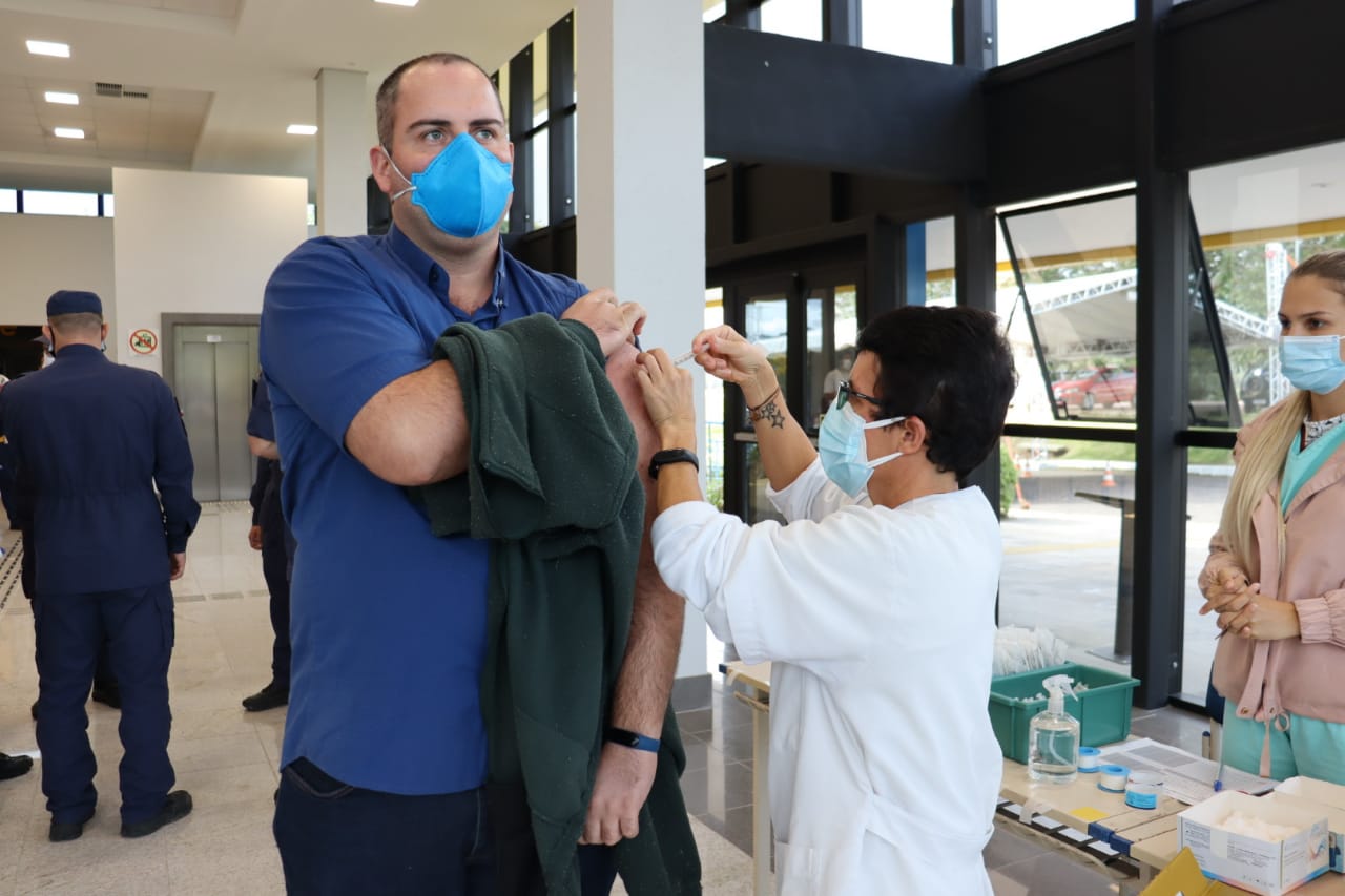 Professores e profissionais da Faccat e Unipacs recebem teste rápido da Covid e vacinação da Gripe