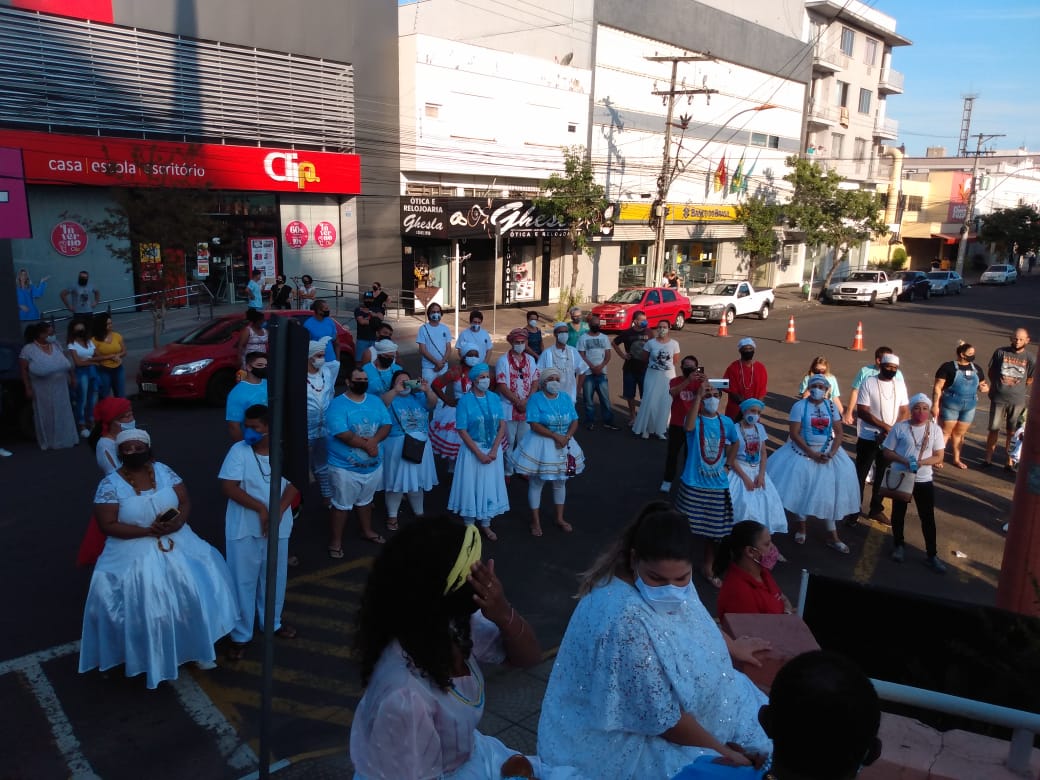 Integrantes de religiões de matriz africana realizam manifestação em Taquara