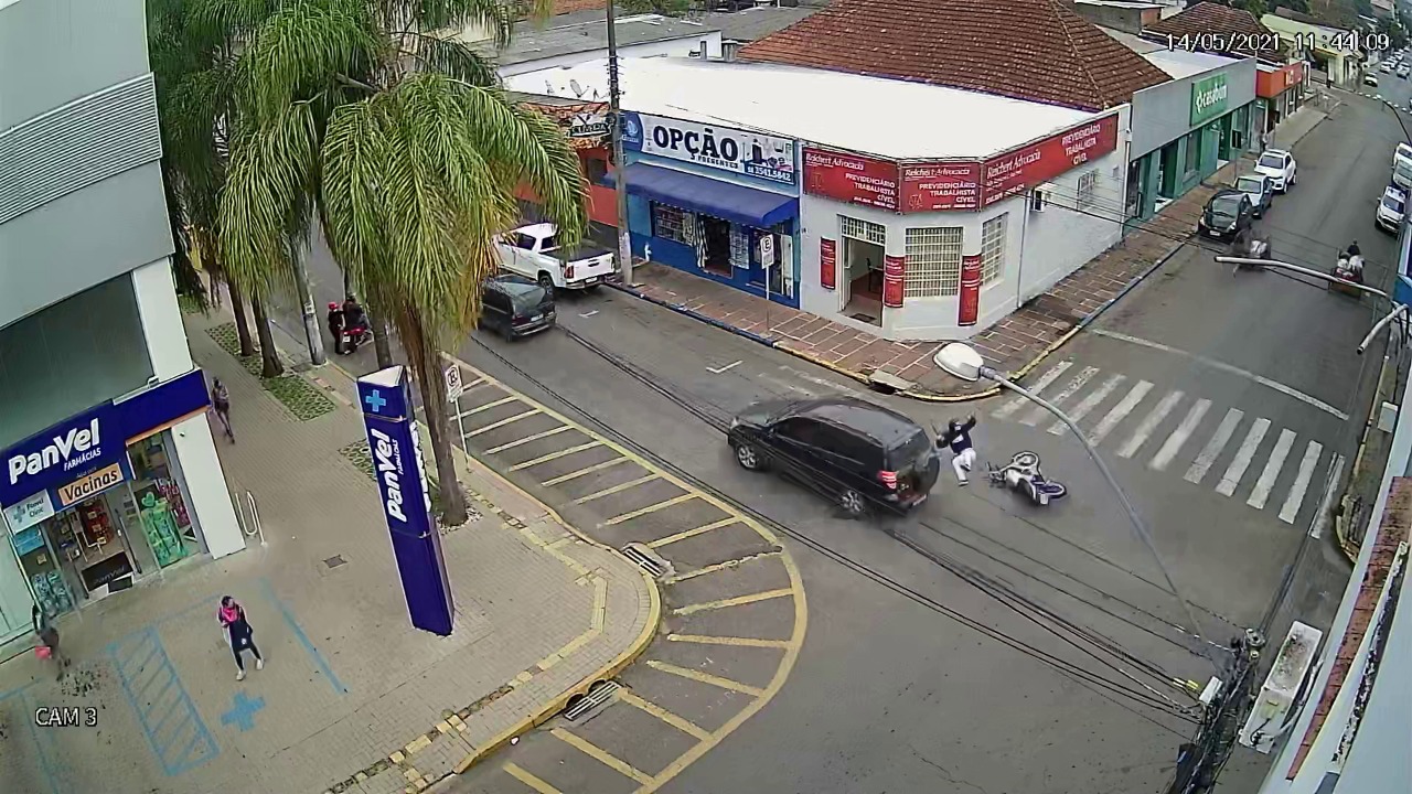 VÍDEO: motociclista fica ferido em acidente no Centro de Taquara