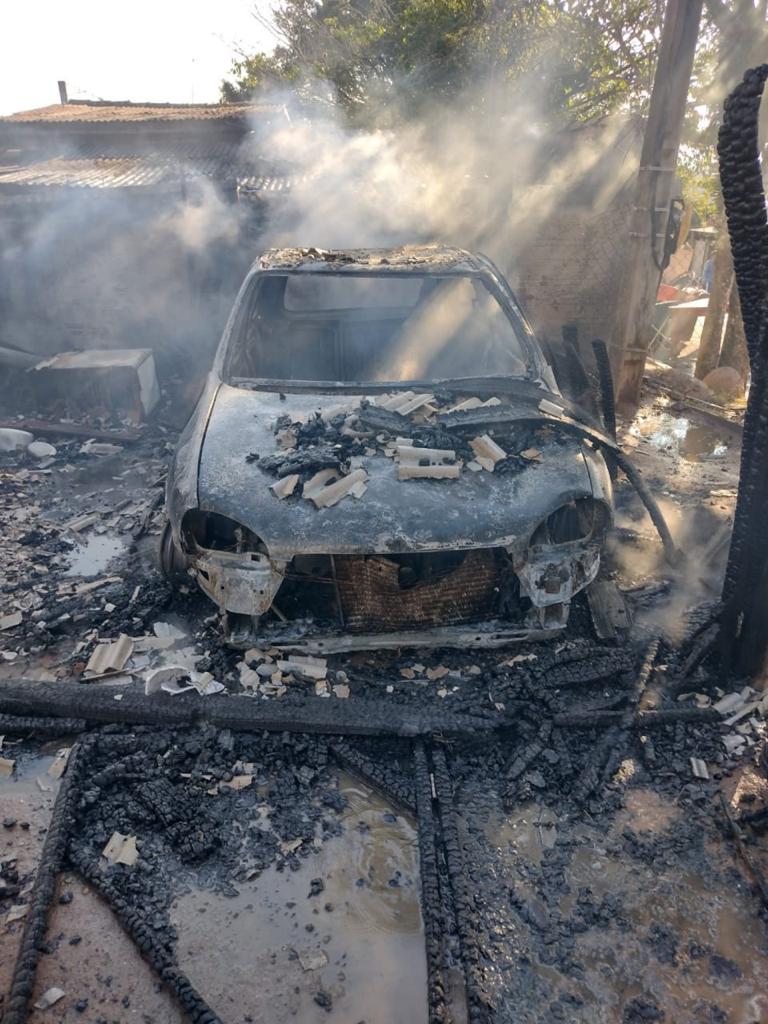 Incêndio atinge residência e queima veículos em Taquara